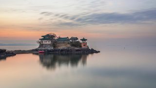 炮友满屋韩漫专区封面，彩色条漫风格的情感故事场景，蓝紫色调